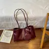 2026 Nova Bolsa de Axila Feminina de Outono Nicho Luxo Leve Toque de Alta Qualidade Bolsa de Ombro Único Retro Versátil Bolsa de Mão para o Dia a Dia