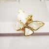 Broche de mariposa de perla de concha de madre natural para mujer, pin exquisito de alta gama, accesorios para traje, elegante prendedor de solapa de alta gama