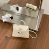 Diseño de Nicho Minimalista Transfronterizo Nuevo Bolso Kelly de Hombro Cruzado Exquisito y de Moda de Alta Gama para Mujer Primavera/Verano 2026
