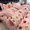 Juego de ropa de cama de cuatro piezas de leche de alto gramaje, juego de funda de edredón cálida de doble cara de coral con pompón para invierno.