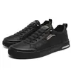 Nuevos zapatos casuales de cuero para hombre, zapatillas blancas versátiles, modernas y a la moda, zapatos casuales para deportes al aire libre