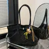 Bolso tote cruzado de gamuza para mujer, estilo casual europeo y americano, gran capacidad, transfronterizo, nuevo, vintage, con colgante, para el trabajo
