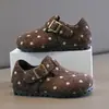 Zapatos Birkenstock de niña con lunares, nueva colección otoño/invierno 2026, zapatos infantiles de suela blanda con cierres de velcro, zapatos pequeños de cuero retro y versátiles para niños mayores