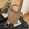 Bolso de Cubo Casual y Versátil para Llevar en la Mano 2025 Nuevo Verano Moda Coreana Bolso de Hombro Casual Bolso Cruzado de Alta Gama