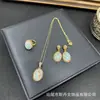 Novo Conjunto de Três Peças com Jade Incrustado à Mão e Diamantes Completos Personalizados, Estilo de Luxo Leve, Suprimento para Transmissão ao Vivo, Atacado de Fabricante de Joias Turquesa