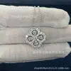 Exquisito Collar de Trébol de Cuatro Hojas con Diseño de Aro de Aleación, Zafiro Completo de Diamante, Cadena para Clavícula de Oro V, Venta Directa del Fabricante
