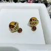 Um Par de Elegantes Brincos de Pérola Vermelha para Mulheres na Primavera e Verão, Luxo Acessível Design de Nicho, Brincos de Alta Qualidade, Brincos Estilo Quente