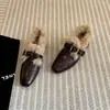 Coleção de inverno estilo coreano: sapatos de bico quadrado pequenos, com salto grosso, peludos, de peça única, retrô e versáteis, quentes e forrados com fleece, mocassins pequenos de couro para mulheres