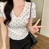 Foto Real # Camiseta Branca de Renda na Barra da Orelha com Bolinhas e Decote V de Manga Curta para Mulheres Design de Verão Camisa Curta
