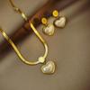 Collar de perlas retro para mujer, joyería de acero de titanio de lujo ligero de alta gama, cadena de clavícula elegante y cálida, famosa y madura.