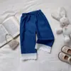 Calça pantalona com renda para crianças, novo estilo de verão, calça jeans falsa casual para meninas, calça longa azul de corte solto para uso ao ar livre