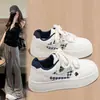 Zapatillas tipo rayo estilo Chanel para mujer, nuevo diseño popular de nicho Otoño 2026, zapatos blancos versátiles y ligeros para estudiantes