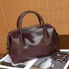 Bolso de mano de cuero genuino, bolso tipo bowling de nicho para mujer, bolso Boston tipo almohada moderno y versátil, bolso cruzado de diseño casual