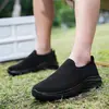 Tênis Casuais Slip-On 2025 Novo Malha Fly-Knit Respirável Sapatos Preguiçosos Confortáveis Versáteis Tendência Sapatos Baixos Atacado