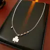 Colar Corrente de Metal com Contas Pingente de Coração Luxo Leve Design de Corrente para Clavícula Nicho Joia Versátil para Mulheres com Toque de Alto Padrão