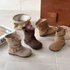 Nuevas botas cortas retro de felpa para niñas, estilo Maillard, otoño/invierno, botas de cuero suaves y antideslizantes para niñas, de terciopelo