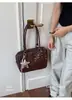 Bolso de axila retro estilo coreano con remaches de gran capacidad para mujer, nuevo modelo de otoño 2026, bolso de hombro de moda de alta gama para el trabajo