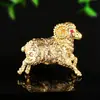 Broche de ovelha dourada estilo vintage europeu e americano, pino de carneiro em relevo tridimensional, acessório de casaco unissex, fornecimento no atacado