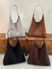 Versátil Bolso de Mano Retro de Ante 2026 Nuevo Otoño Gran Capacidad Textura de Moda Lujo Ligero Bolsa para el Trabajo y el Viaje