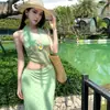 Vestido halter de lunares verdes con un aire cool francés, conjunto de estilo vacacional verde matcha, vestido largo ajustado de malla de lunares