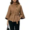 Roupas femininas transfronteiriças europeias e americanas de 2026: gola alta, fechamento diagonal por botões, mangas amplas, cintura marcada com cinto e elegante casaco de lã para o trajeto
