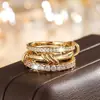 Anillo de Luz de Zirconia Incrustada en Oro Real Chapado en Cobre Transfronterizo Europeo y Americano Lujo Ligero Sensación de Alta Gama Anillo para el Dedo Joyería de Mano Versátil Fabricante Venta al por Mayor en Stock