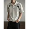 Camisa polo masculina de manga curta com detalhes de fita tecida, camiseta de marca moderna estilo americano de verão com design desconstruído, camiseta niche de peso pesado