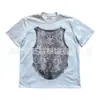 2026 Nueva Moda Urbana Estampado de Patrón con Forma de Escudo Cuello Redondo Personalizado Estilo Callejero Moderno Versátil Informal Camiseta