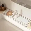 Cozinha: torneira, diatomácea macia, tapete absorvente de lama, esteira drenante, banheiro, vaso sanitário, lavatório, superfície da pia, esteira