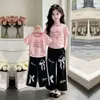 Novo top estiloso com estampa de letras de manga curta para meninas, moda de verão, calça pantalona de renda, conjunto esportivo casual de duas peças