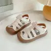 Sapatos para Bebês e Crianças Pequenas com Biqueira Fechada e Recursos Anticolisão, Sandálias Casuais de Praia para Meninos e Meninas, Sandálias Infantis com Couro Macio e Solas Macias, Sapatos para Bebês Aprenderem a Andar