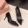 Sapatos de Salto Alto Baixos em Couro Verniz Nude, Novo Estilo Outono 2025, Laço, Salto Agulha, Bico Fino, Sapatos de Salto Alto Sexy e Elegantes