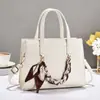 2026 Nova Bolsa de Mão Texturizada de Luxo Leve Bolsa Tote Feminina Estilo Gentil para o Trabalho Bolsa de Ombro Único Transversal Bolsa para Mãe de Meia-idade