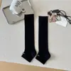 Calcetines de Moda con Parche de Letra para Mujer, Calcetines Rayados Sin Pie Simples y Versátiles, Calcetines Largos Arrugados Estilo Coreano Ins Adelgazantes