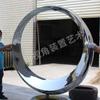 Adornos de metal para paisaje de hotel, escultura abstracta de paisaje acuático de forma especial para exteriores, escultura de anillo lunar de acero inoxidable.