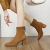 Botas Chelsea femininas de bico fino, botas de corte justo para uso externo, nova coleção outono 2026, botas com salto grosso e elástico no tornozelo, botas nude de salto médio estilo coreano