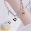 Design de nicho de outono e inverno Sense Bear Checkboard suéter de camada dupla corrente feminina leve luxo vintage personalizado simples titânio aço colar