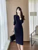 Vestido de punto de alta gama para mujer en Shenzhen, nuevo para otoño e invierno, falda suéter ajustada al cuerpo de manga larga, color azul zafiro