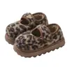 Sapatos femininos fofos e peludos, novos sapatos de algodão de inverno com velcro, versáteis para o uso diário, forrados com pelúcia, pantufas quentes de algodão para neve