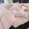 Lujoso y elegante juego de ropa de cama de cuatro piezas con una textura suave como la leche, con forro polar grueso, cálido y con intrincados diseños para uso en otoño e invierno.; también disponible como conjunto de tres piezas