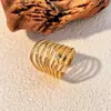 Anillos Retro Europeos y Americanos de Acero de Titanio con Líneas Multicapa, Anillos Personalizados de Acero Inoxidable Chapado en Oro de 18K con Textura Martillada de Lujo Ligero para Mujeres al por Mayor