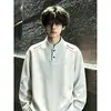 Sudadera casual de manga larga para hombre estilo americano con cuello Henry de media botonadura, bordado de letras en los hombros, corte holgado, resistente