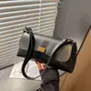 Bolso para Debajo del Brazo con Diseño Retro de Tapa Abatible Verano 2026 Nuevo Bolso Cuadrado Pequeño de Moda Nicho Bolso de Hombro Versátil para el Día a Día