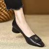 Zapatos planos de tacón bajo estilo francés con punta cuadrada de camelia para mujer, nueva colección otoño 2026, elegantes y versátiles, de cuero suave, suela blanda, zapatos planos tipo "mom"