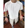 Camiseta masculina de verão fina de seda gelada com toque fresco, manga curta, respirável, secagem rápida, retalhos de malha branca, design de ombro normal para esportes