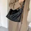 Nuevo bolso versátil 2026, bolso cruzado, bolso de hombro moderno para el trabajo, bolso de nicho para mujer, estilo retro con remaches para el hombro