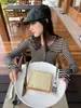 Cardigan fino de rayas blancas y negras con cuello redondo y manga larga para mujer Yuyi, nuevo diseño de principios de otoño 2026 CM260222