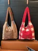 Bolsa de Retazos de Felpa Nueva Otoño e Invierno 2025 Bolso de Hombro a Cuadros Rojo Navideño Bolso Tote Rayado Versátil de Nicho