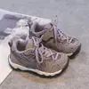 Tênis infantis estilo coreano 2026 novo modelo de verão Tênis infantis estilo coreano com sola macia para crianças maiores e bebês sapatos casuais