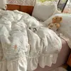 Conjunto de cuatro piezas estilo princesa de gasa con volantes y encaje, funda nórdica y sábana suave y amigable con la piel, conjunto de tres piezas para dormitorio de estudiante~